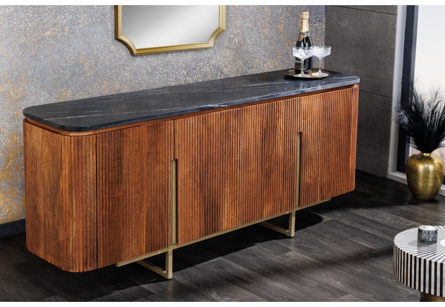 Art deco príborník z kolekcie Gatsby s mramorovým dizajnom v čiernej farbe z mangového dreva v hnedej farbe a so zlatými kovovými nožičkami