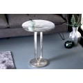 Art deco okr&uacute;hly strieborn&yacute; kovov&yacute; pr&iacute;ručn&yacute; stol&iacute;k Zendy s glamour n&aacute;dychom 60 cm