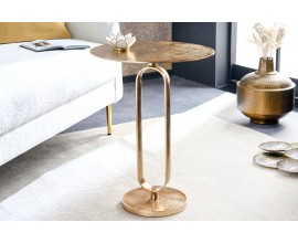 Art deco okr&uacute;hly zlat&yacute; kovov&yacute; pr&iacute;ručn&yacute; stol&iacute;k Zendy s glamour n&aacute;dychom 60 cm