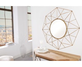 Dizajnov&eacute; zlat&eacute; art deco zrkadlo Xoia so &scaron;irok&yacute;m kovov&yacute;m r&aacute;mom s diamantov&yacute;m vzorom a okr&uacute;hlou zrkadlovou plochou