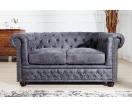 Vintage siv&aacute; chesterfield dvojsedačka Chesterfield Grau so zahnut&yacute;mi opierkami a dekorat&iacute;vnym pre&scaron;&iacute;van&iacute;m s okr&uacute;hlymi gomb&iacute;kmi s poťahom z mikrovl&aacute;kna s efektom starožitnej kože