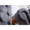 Dizajnov&aacute; vintage dvojsedačka Chesterfield Grau so siv&yacute;m poťahom so zahnut&yacute;mi opierkami a chesterfield pre&scaron;&iacute;van&iacute;m 150 cm