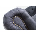 Dizajnov&aacute; vintage dvojsedačka Chesterfield Grau so siv&yacute;m poťahom so zahnut&yacute;mi opierkami a chesterfield pre&scaron;&iacute;van&iacute;m 150 cm