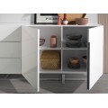 Luxusn&yacute; minimalistick&yacute; biely pr&iacute;born&iacute;k Urbano s chr&oacute;movou podstavou s dvomi dvierkami a tromi z&aacute;suvkami 180 cm