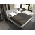 Luxusn&yacute; modern&yacute; pr&iacute;ručn&yacute; stol&iacute;k Forma Moderna s dizajnovou hnedou drevenou podstavou a okr&uacute;hlou sklenou vrchnou doskou 55 cm