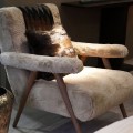 Luxusn&eacute; retro čal&uacute;nen&eacute; kreslo Fluffy s kožu&scaron;inov&yacute;m poťahom v svetlej hnedej farbe s tmav&yacute;m hned&yacute;m dubov&yacute;m r&aacute;mom 74 cm