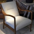 Luxusn&eacute; retro bukl&eacute; kreslo Kresnik s poťahom v oblačnej sivej farbe a dubov&yacute;m hned&yacute;m r&aacute;mom 66 cm