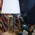 Luxusn&aacute; art deco stoln&aacute; lampa Crystal so zlatou z&aacute;kladňou zdobenou kri&scaron;t&aacute;ľov&yacute;mi detailmi a bielym tienidlom 85 cm