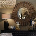 Dizajnov&eacute; etno okr&uacute;hle n&aacute;stenn&eacute; zrkadlo Radiant s r&aacute;mom z dreva v hnedej farbe s vintage efektom opotrebovania 120 cm