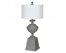 Vintage siv&aacute; stoln&aacute; lampa Gaia s okr&uacute;hlym bielym textiln&yacute;m tienidlom a dizajnovou nohou s okr&uacute;hlym centr&aacute;lnym prvkom na vyv&yacute;&scaron;enom hranatom podstavci s n&aacute;terom s popraskan&yacute;m efektom