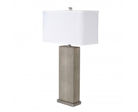 Dizajnov&aacute; kožen&aacute; stoln&aacute; lampa v art deco &scaron;t&yacute;le s b&eacute;žov&yacute;m poťahom na podstave a obdĺžnikov&yacute;m textiln&yacute;m tienidlom z ľanu v bielej farbe