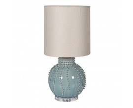 Dizajnov&aacute; modern&aacute; stoln&aacute; lampa Nori so sf&eacute;rickou keramickou m&auml;tovo zelennou podstavou s reli&eacute;fnym zdoben&iacute;m s organick&yacute;m mot&iacute;vom s okr&uacute;hlym ľanov&yacute;m textiln&yacute;m tienidlom v svetlej bielej farbe