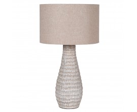 &Scaron;t&yacute;lov&aacute; etno stoln&aacute; lampa Ivona s keramickou nohou a valcov&yacute;m ľanov&yacute;m b&eacute;žov&yacute;m tienidlom 70 cm