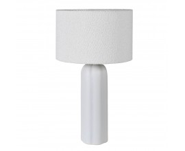 Modern&aacute; biela stoln&aacute; lampa Mila s valcovou keramickou nohou a valcov&yacute;m bielym boucle tienidlom