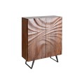 Dizajnová dvojdverová art deco barová skrinka Viento v obdĺžnikovom tvare z masívneho akáciového dreva s vyrezávaním a kovovými nožičkami v čiernej farbe s dvomi policami