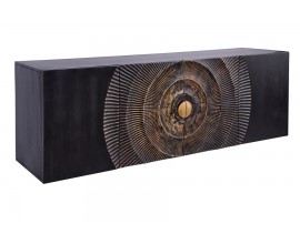 Dizajnov&yacute; &scaron;tvordverov&yacute; art deco telev&iacute;zny stol&iacute;k Cumbria v čiernej farbe s vyst&uacute;pen&yacute;mi reli&eacute;fmi a so zdoben&yacute;m zlat&yacute;m detailom v podobe &uacute;chytky z mas&iacute;vneho mangov&eacute;ho dreva