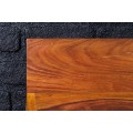 Dizajnov&aacute; modern&aacute; n&aacute;stenn&aacute; polica Makassar s medovo hnedej farbe s v&yacute;raznou natur&aacute;lnou kresbou letokruhov 110 cm