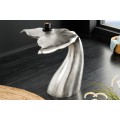 &Scaron;t&yacute;lov&yacute; art deco kovov&yacute; pr&iacute;ručn&yacute; stol&iacute;k Whale v striebornej farbe v podobe veľrybieho chvostu 60 cm 