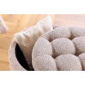 Modern&aacute; okr&uacute;hla barokov&aacute; boucl&eacute; taburetka Modern barock v &scaron;ampanskej b&eacute;žovej farbe s &uacute;ložn&yacute;m priestorom 50 cm 