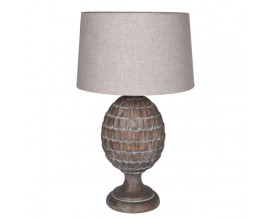 Dizajnov&aacute; vintage nočn&aacute; lampa Arty s drevenou mas&iacute;vnou nohou z mangov&eacute;ho dreva v hnedej farbe s vyrez&aacute;van&iacute;m v podobe artičoku a s valcov&yacute;m b&eacute;žov&yacute;m tienidlom z ľanu