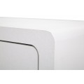 Art deco atypick&yacute; biely nočn&yacute; stol&iacute;k Anila s jednou z&aacute;suvkou a jedn&yacute;mi dvierkami so zlat&yacute;mi kovov&yacute;mi detailmi 79 cm