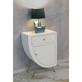 Art deco atypick&yacute; biely nočn&yacute; stol&iacute;k Anila s jednou z&aacute;suvkou a jedn&yacute;mi dvierkami so zlat&yacute;mi kovov&yacute;mi detailmi 79 cm
