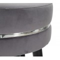 Art deco barov&aacute; stolička Laurentia so siv&yacute;m zamatov&yacute;m sedadlom s chr&oacute;mov&yacute;mi detailmi a čiernymi kovov&yacute;mi nožičkami 74 cm