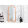 Dizajnov&eacute; art deco klenut&eacute; n&aacute;stenn&eacute; zrkadlo Swan s obl&uacute;kov&yacute;m vlnit&yacute;m r&aacute;mom v jemnej marhuľovo oranžovej farbe 160 cm