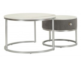 Art deco sada dvoch pr&iacute;ručn&yacute;ch stol&iacute;kov Glamia Tapis&eacute; v okr&uacute;hlom tvare s nohou z kovu z tenk&yacute;ch tyč&iacute; v striebornej farbe so siv&yacute;m poťahom s pre&scaron;&iacute;van&iacute;m so zamatov&yacute;m leskom so z&aacute;suvkou a diamantov&yacute;m dizajnom