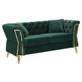 Art deco dvojmiestna sedačka Velaria s tmavozeleným zamatovým čalúnením s chesterfield prešívaním na vnútornej strane opierok s diamantovým vzorom na vonkajších bokoch a zlatými prvkami a mäkké čalúnené vankúše
