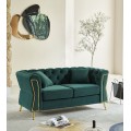 Glamour zelen&aacute; dvojmiestna sedačka Velaria so zamatov&yacute;m čal&uacute;nen&iacute;m s pre&scaron;&iacute;van&iacute;m chesterfield na operadle a zlat&yacute;mi detailmi 162cm