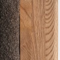 Luxusn&aacute; &scaron;kandin&aacute;vska jed&aacute;lensk&aacute; stolička Naria s l&aacute;tkov&yacute;m poťahom v hnedom odtieni taupe a dubov&yacute;mi nožičkami 75 cm