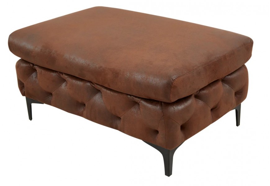 Chesterfield taburetka Modern Barock s koženým poťahom v hnedej farbe a výrazným hlbokým prešívaním s malými nožičkami z kovu v čiernej farbe