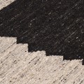 Etno obdĺžnikov&yacute; koberec Ajanti z vlny a bavlny v čiernej a pr&iacute;rodnej b&eacute;žovej farbe s abstraktn&yacute;m vzorom 300 cm