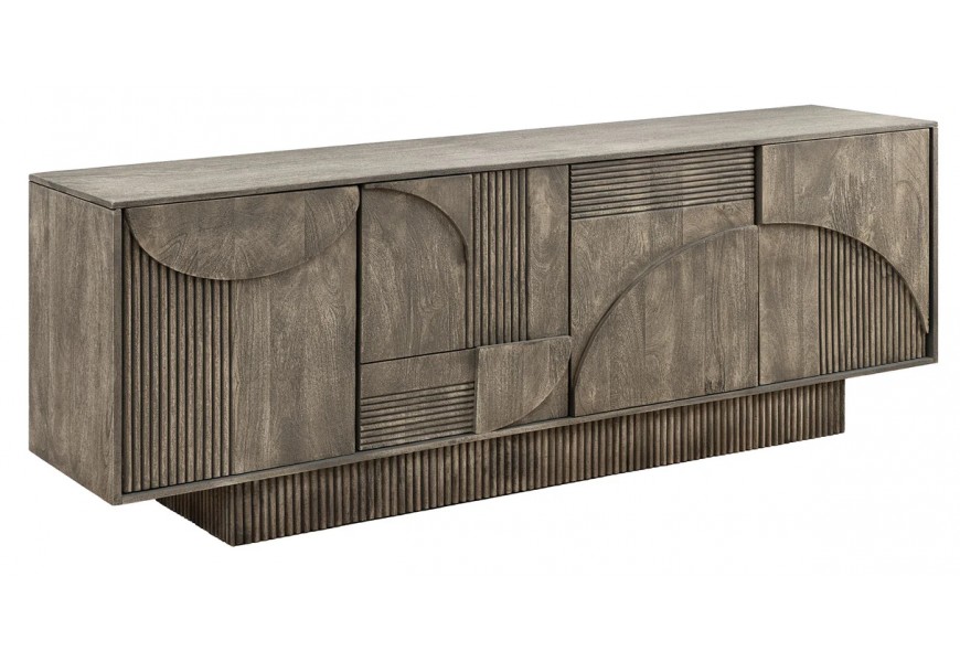 Dizajnový art deco obdĺžnikový príborník Sonia z masívneho mangového dreva v sivej farbe so štyrmi dvierkami s push-to-open otváraním s geometrickým reliéfom s poličkami s obdĺžnikovou podstavou s dekoratívnym drážkovaním