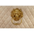 Glamour čal&uacute;nen&aacute; pre&scaron;&iacute;van&aacute; b&eacute;žov&aacute; jed&aacute;lensk&aacute; stolička Modern Barock so zlat&yacute;mi kovov&yacute;mi nožičkami a klopkadlom 98 cm