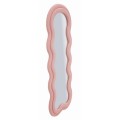 Dizajnov&eacute; ružov&eacute; zrkadlo Swan s jemne vlnit&yacute;m r&aacute;mom a zaoblen&yacute;m horn&yacute;m obl&uacute;kom s boucl&eacute; poťahom 160 cm