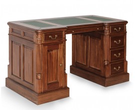 Luxusn&yacute; koloni&aacute;lny p&iacute;sac&iacute; st&ocirc;l M-Vintage z mas&iacute;vneho mahag&oacute;nov&eacute;ho dreva v hnedej farbe s červenkast&yacute;m n&aacute;dychom s koženou p&iacute;sacou podložkou v tmavo zelenej farbe so skrinkou a &scaron;iestimi poličkami zdoben&aacute; vyrez&aacute;van&yacute;mi detailmi a kazetov&yacute;m dizajnom