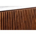 Luxusn&yacute; art deco ov&aacute;lny &scaron;tvordverov&yacute; TV stol&iacute;k Gatsby z hned&eacute;ho mas&iacute;vu s dr&aacute;žkovan&yacute;m reli&eacute;fom a bielou mramorovou doskou 170 cm