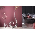 Dizajnov&aacute; glamour kovov&aacute; v&aacute;za Vlna v striebornej farbe s asymetrickou zatočenou siluetou 48 cm