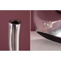 Dizajnov&aacute; glamour kovov&aacute; v&aacute;za Vlna v striebornej farbe s asymetrickou zatočenou siluetou 48 cm