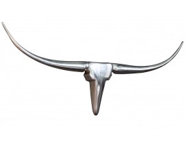 Glamour z&aacute;vesn&aacute; n&aacute;stenn&aacute; dekor&aacute;cia Longhorn v tvare b&yacute;čej lebky z leskl&eacute;ho chr&oacute;mov&eacute;ho kovu v striebornej farbe 99 cm