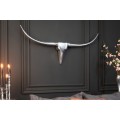 Glamour z&aacute;vesn&aacute; n&aacute;stenn&aacute; dekor&aacute;cia Longhorn v tvare b&yacute;čej lebky z leskl&eacute;ho chr&oacute;mov&eacute;ho kovu v striebornej farbe 99 cm