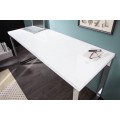 Modern&yacute; obdĺžnikov&yacute; biely p&iacute;sac&iacute; st&ocirc;l White Desk s lesklou doskou a hranat&yacute;mi strieborn&yacute;mi kovov&yacute;mi chr&oacute;mov&yacute;mi nohami 140 cm