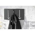 Dizajnov&yacute; obdĺžnikov&yacute; kovov&yacute; modern&yacute; čierny z&aacute;vesn&yacute; n&aacute;stenn&yacute; ve&scaron;iak Arrow v podobe strieborn&yacute;ch &scaron;&iacute;pok 30 cm