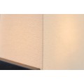 Modern&aacute; stoln&aacute; lampa Gina s obdĺžnikov&yacute;m b&eacute;žov&yacute;m tienidlom a čiernou podstavou s chr&oacute;mov&yacute;m detailom 26 cm