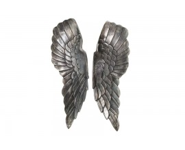 Vintage n&aacute;stenn&aacute; dekor&aacute;cia Angel Wings z kovu v striebornej patinovanej farbe s detailn&yacute;m reli&eacute;fom pier 65 cm