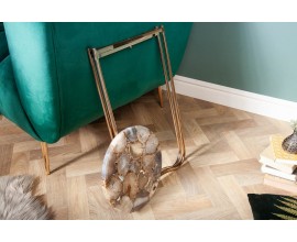 Art deco okr&uacute;hly pr&iacute;ručn&yacute; stol&iacute;k Jaspe so zlatou kovovou podstavou a odn&iacute;mateľnou doskou z modr&eacute;ho ach&aacute;tu 61 cm