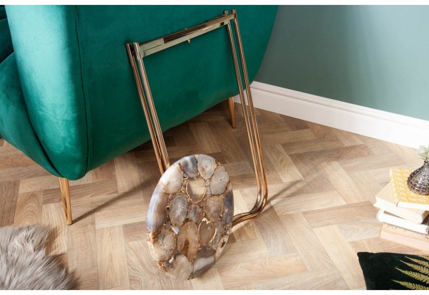 Art deco okr&uacute;hly pr&iacute;ručn&yacute; stol&iacute;k Jaspe so zlatou kovovou podstavou a odn&iacute;mateľnou doskou z modr&eacute;ho ach&aacute;tu 61 cm