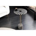 Art deco okr&uacute;hly pr&iacute;ručn&yacute; stol&iacute;k Hypnotique s čiernobielym vykladan&iacute;m s intarziou a zlatou kovovou tyčou 55 cm